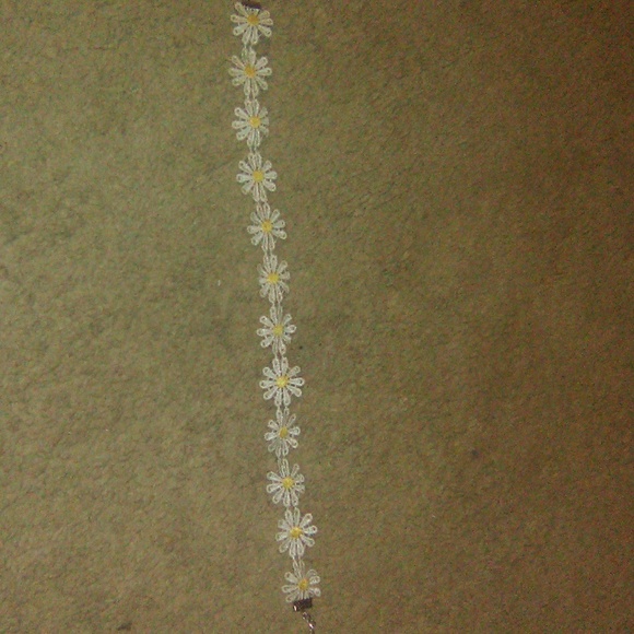 white choker - Picture 1 of 2